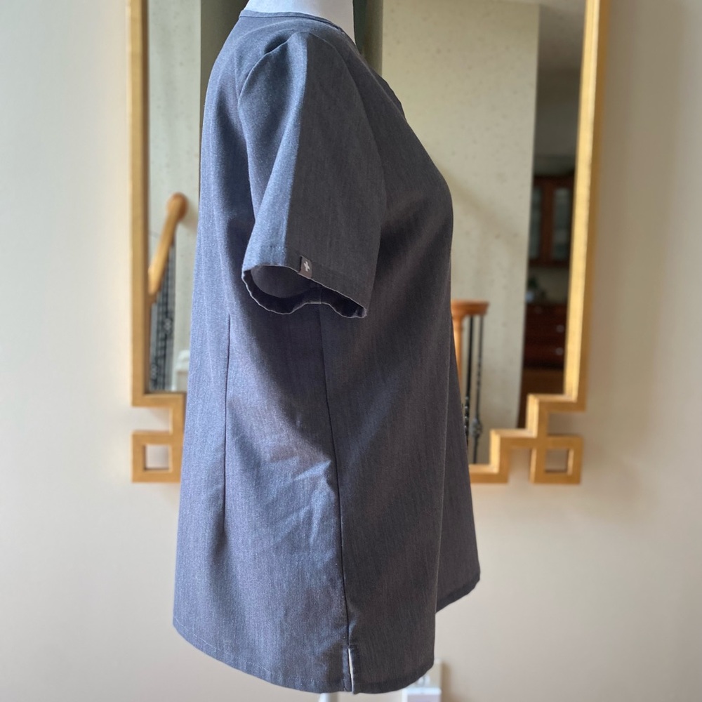 FIGS Catarina One-Pocket Scrub Top™ small - Gray Graphite - Picture 8 of 14